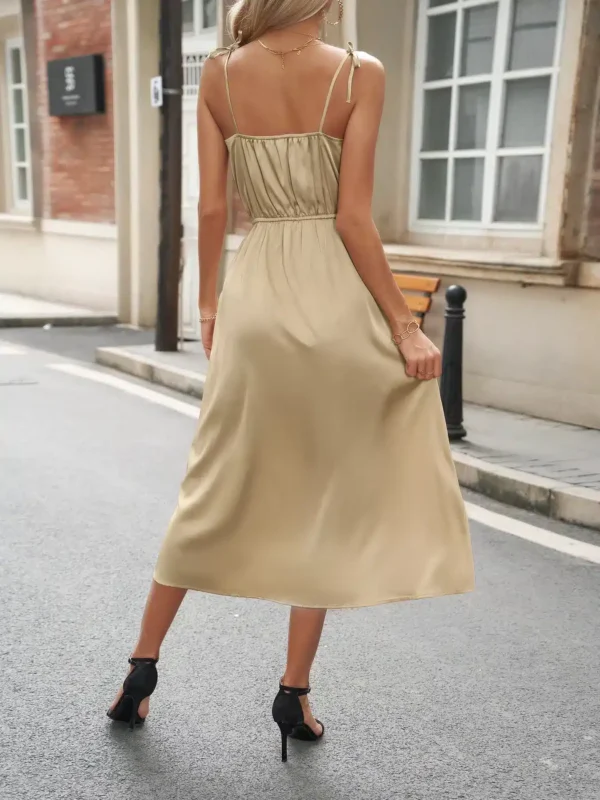 Robe beige doré élégante à bretelles fines : Sabrina – Image 3