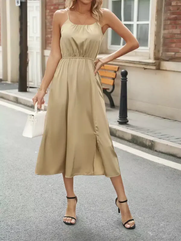 Robe beige doré élégante à bretelles fines : Sabrina