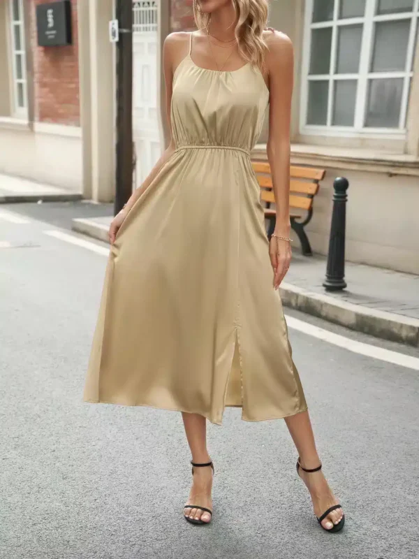 Robe beige doré élégante à bretelles fines : Sabrina – Image 2