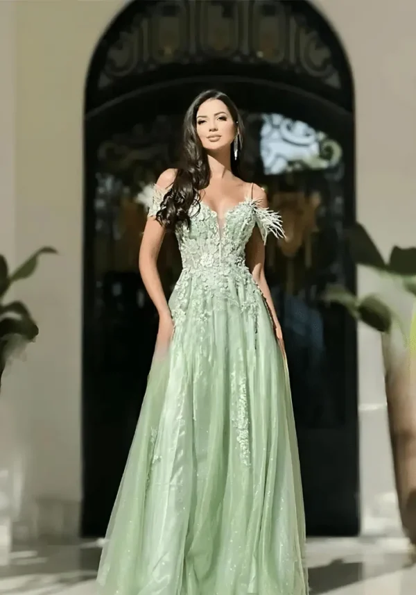 Robe chic vert d’eau avec décolleté chérie et appliques florales : Camille – Image 2