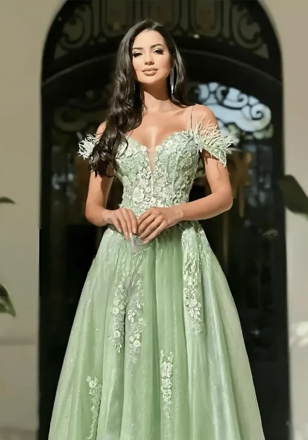 Robe chic vert d’eau avec décolleté chérie et appliques florales : Camille – Image 3