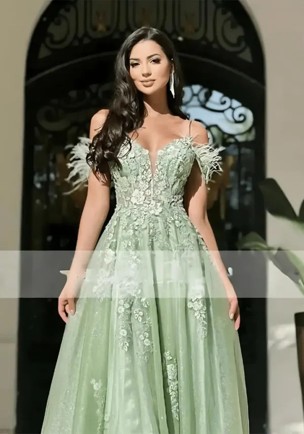 Robe chic vert d’eau avec décolleté chérie et appliques florales : Camille – Image 4