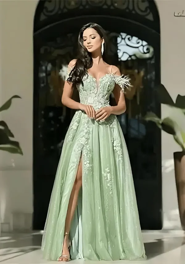 Robe chic vert d’eau avec décolleté chérie et appliques florales : Camille