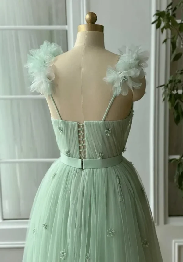 Robe princesse vert d’eau avec fleurs tridimensionnelles : Anaïs – Image 6