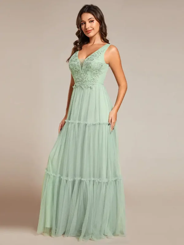 Robe tulle vert sauge élégante avec détails brodés : Elvira – Image 4