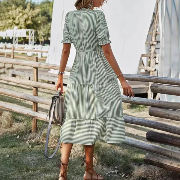 Robe midi vert sauge avec col en V : Clara – Image 3