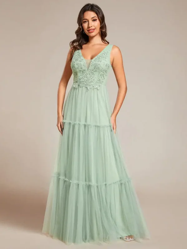 Robe tulle vert sauge élégante avec détails brodés : Elvira