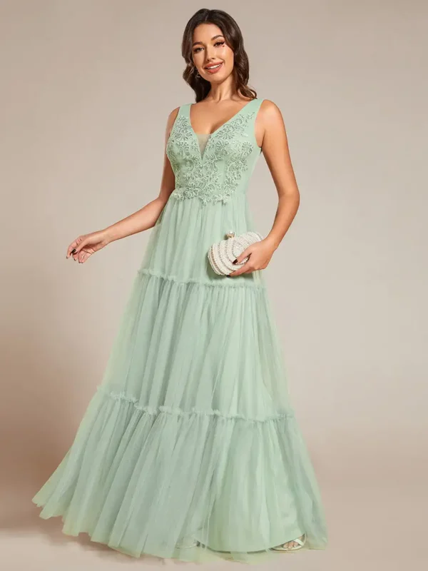 Robe tulle vert sauge élégante avec détails brodés : Elvira – Image 3