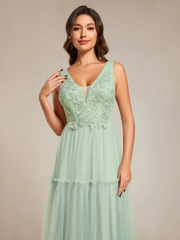 Robe tulle vert sauge élégante avec détails brodés : Elvira – Image 5