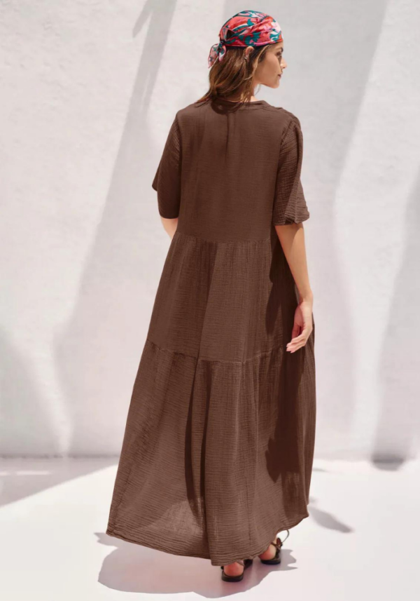 Robe longue en gaze de coton marron à manches amples et encolure en V – Image 3