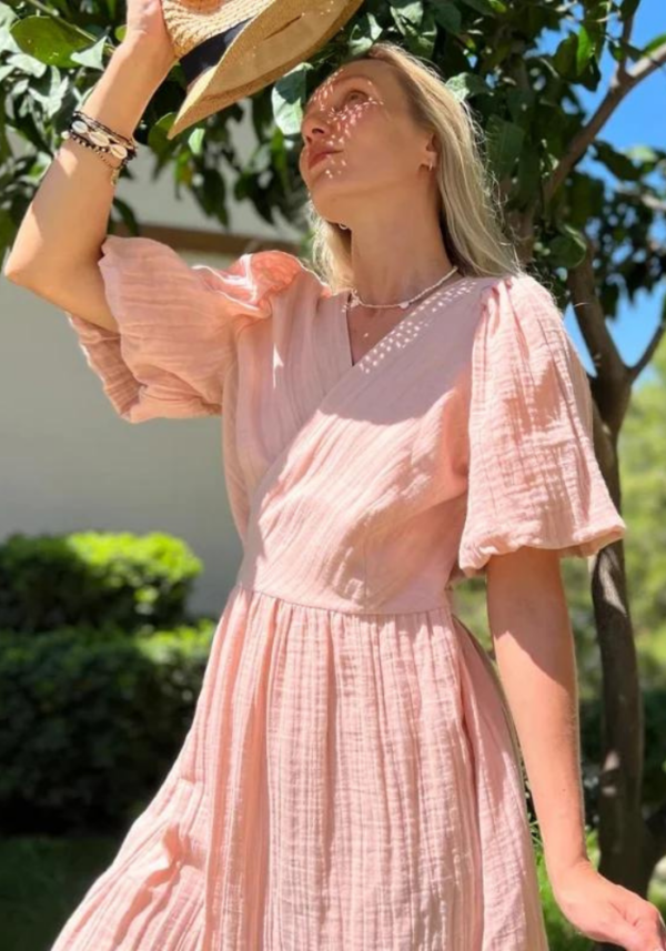 Robe rose d'été en gaze de coton avec manches bouffantes et col en V croisé