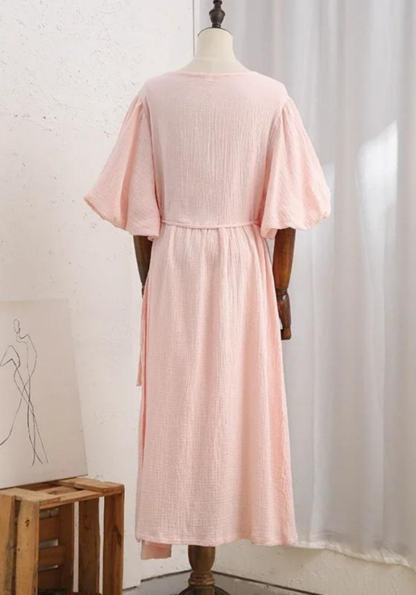 Robe rose d'été en gaze de coton avec manches bouffantes et col en V croisé – Image 4