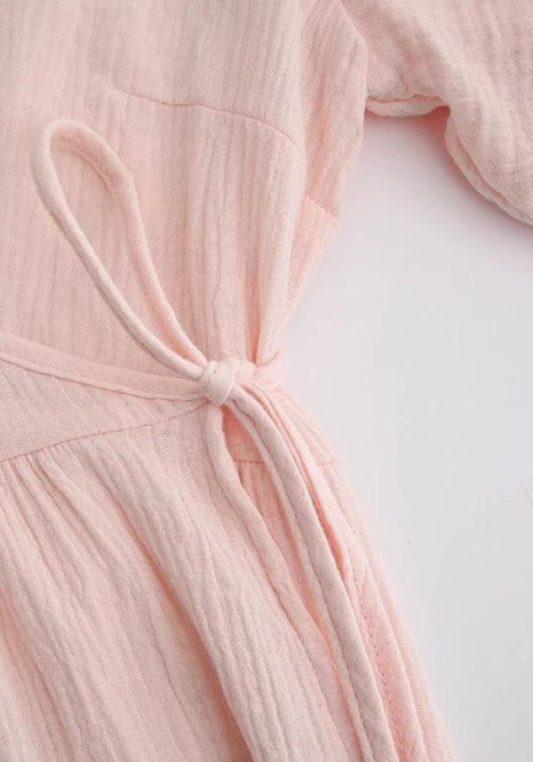 Robe rose d'été en gaze de coton avec manches bouffantes et col en V croisé – Image 5