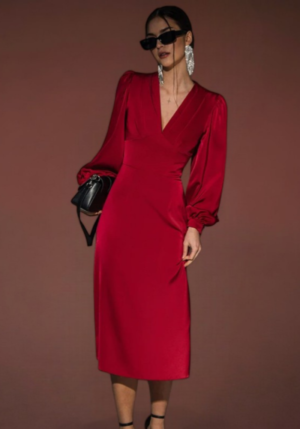 Robe hiver rouge satiné, coupe ajustée, longueur midi, manches longues, encolure en V