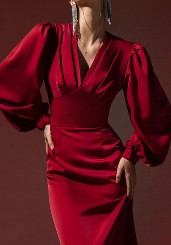 Robe hiver rouge satiné, coupe ajustée, longueur midi, manches longues, encolure en V – Image 2