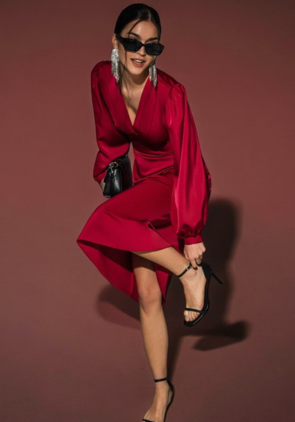 Robe hiver rouge satiné, coupe ajustée, longueur midi, manches longues, encolure en V – Image 3