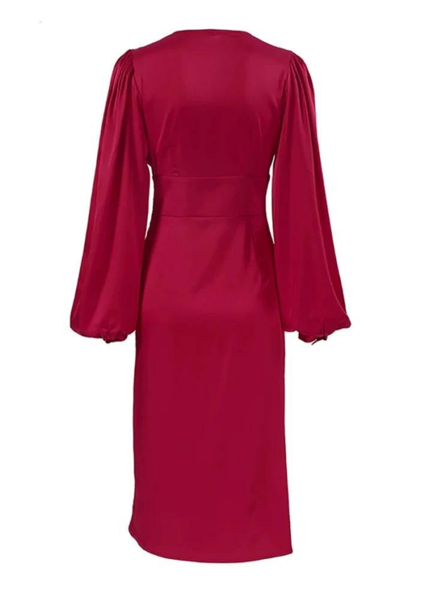 Robe hiver rouge satiné, coupe ajustée, longueur midi, manches longues, encolure en V – Image 5