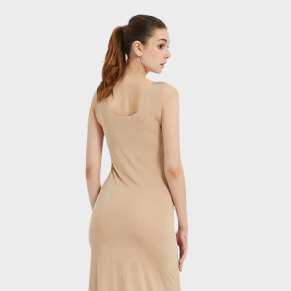 Fond de robe beige courte minimaliste en tissu extensible – Image 3