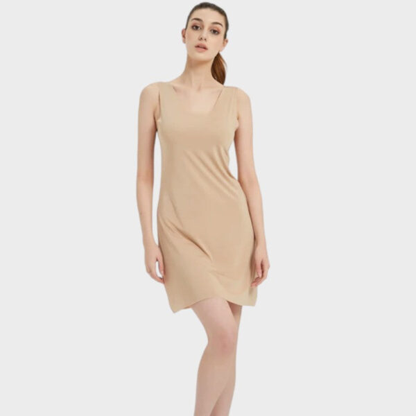 Fond de robe beige courte minimaliste en tissu extensible – Image 4