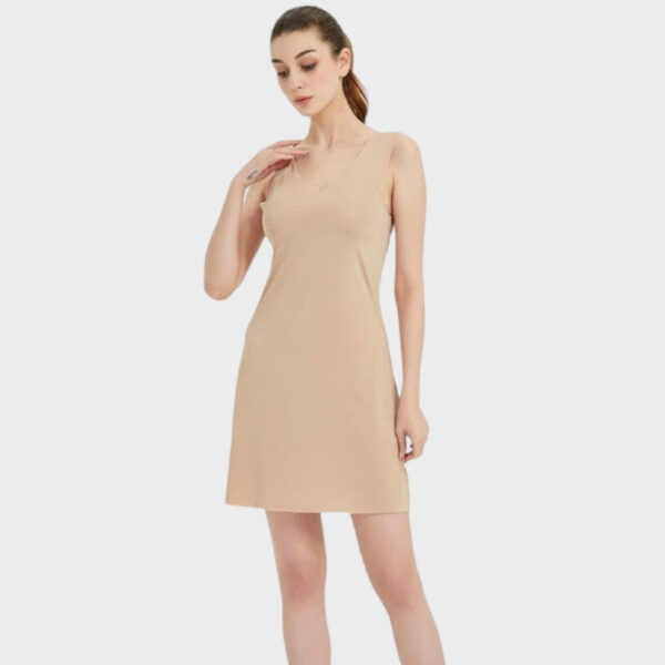 Fond de robe beige courte minimaliste en tissu extensible – Image 2