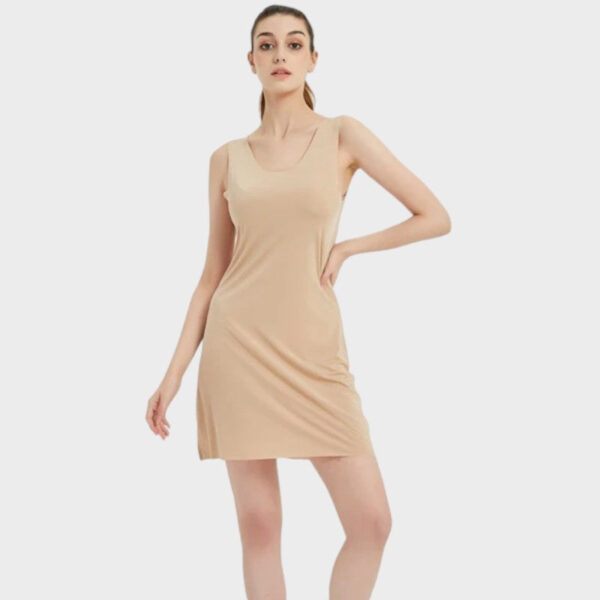 Fond de robe beige courte minimaliste en tissu extensible