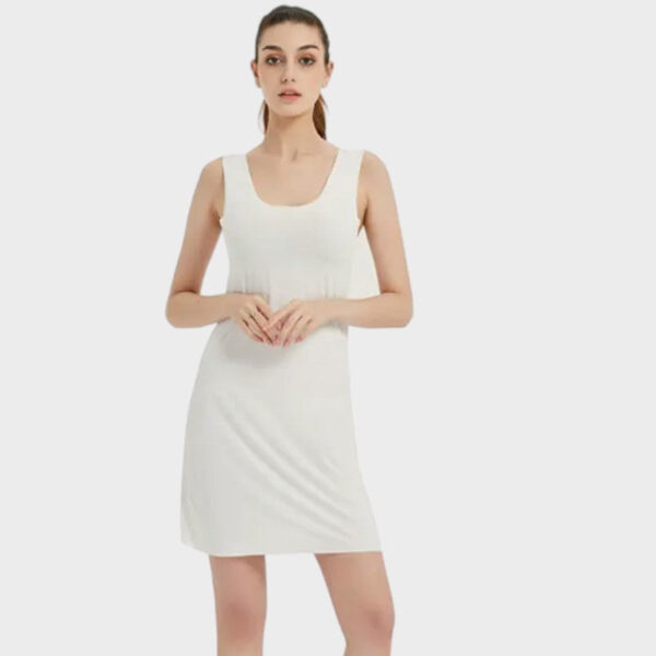 Fond de robe blanche courte : neutre, douce et extensible pour l'été et au-delà