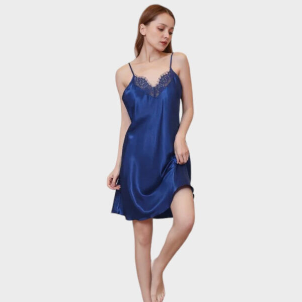 Fond de robe bleu royal satiné avec dentelle au décolleté et bretelles fines – Image 2