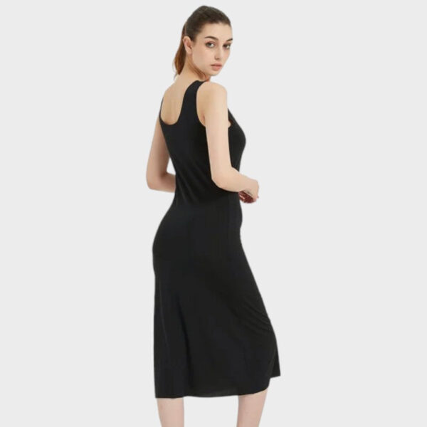 Fond de robe noir longue sans manches, encolure ronde et coupe droite ajustée – Image 2