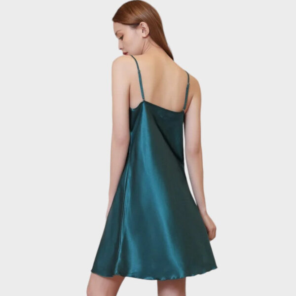 Fond de robe vert en satin doux avec dentelle raffinée et fines bretelles, coupe fluide – Image 3