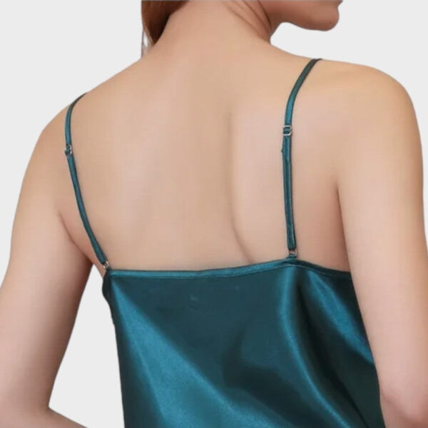 Fond de robe vert en satin doux avec dentelle raffinée et fines bretelles, coupe fluide – Image 5