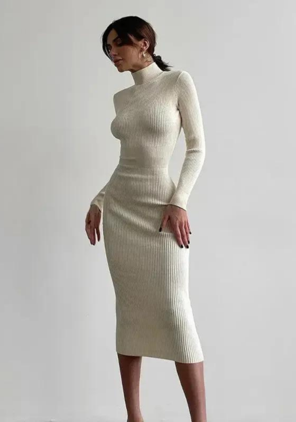 Robe blanche hiver femme à manches longues, col montant et longueur mi-mollet tricotée côtelée