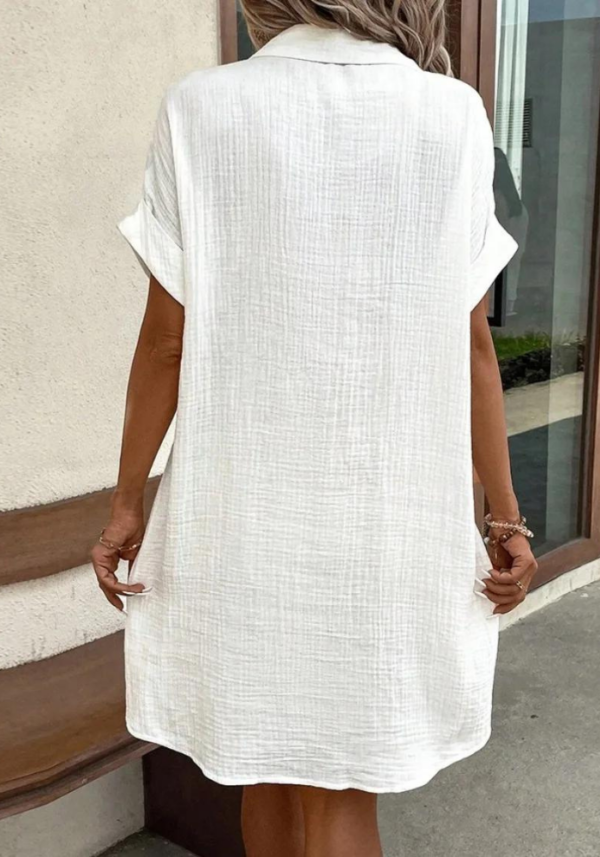 Robe chemise blanche à manches courtes avec col classique et poches – Image 3