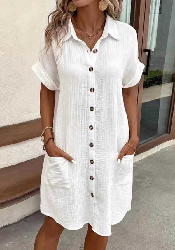 Robe chemise blanche à manches courtes avec col classique et poches