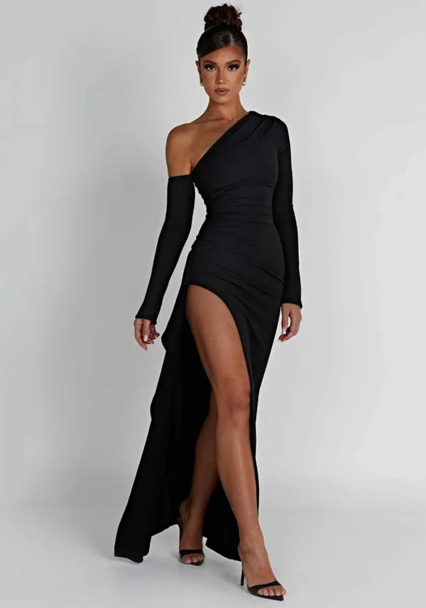 Robe cocktail hiver asymétrique épaule dénudée, coupe ajustée et fente haute noire – Image 5