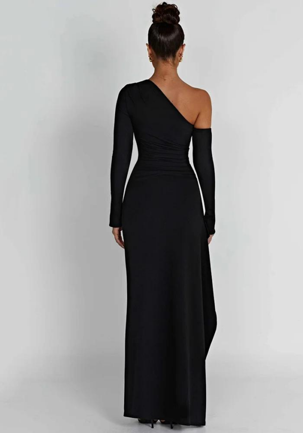 Robe cocktail hiver asymétrique épaule dénudée, coupe ajustée et fente haute noire – Image 3