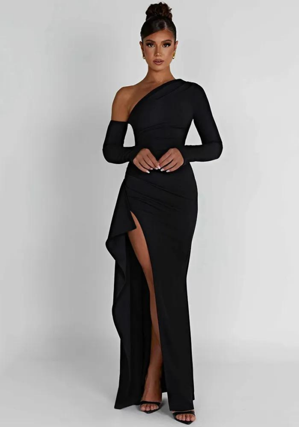 Robe cocktail hiver asymétrique épaule dénudée, coupe ajustée et fente haute noire – Image 2