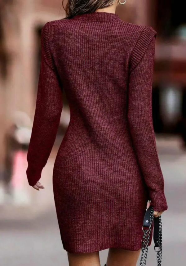 Robe courte bordeaux hiver ajustée manches longues texturées sophistiquée – Image 3