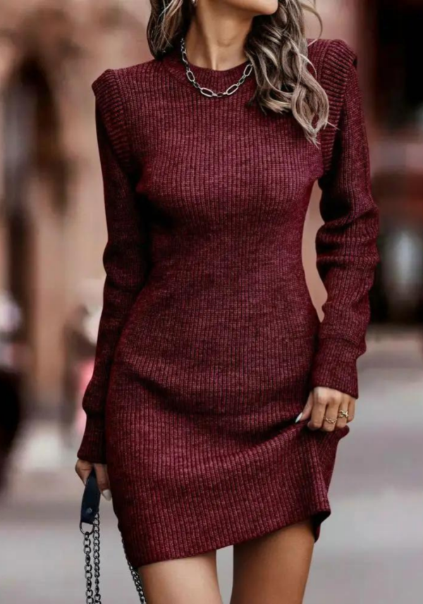 Robe courte bordeaux hiver ajustée manches longues texturées sophistiquée