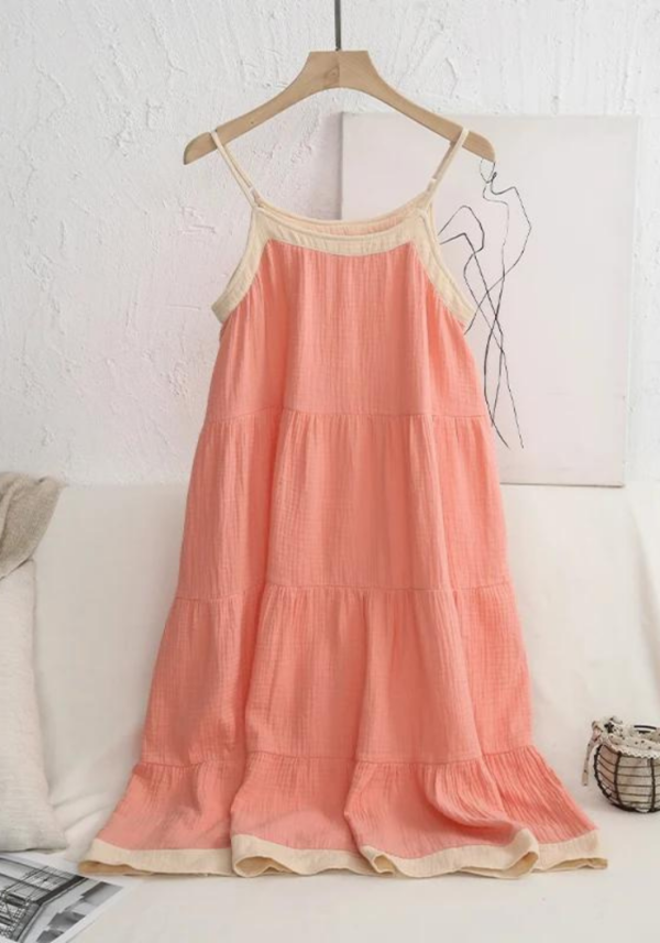 Robe courte en double gaze de coton rose avec volants et bretelles ajustables