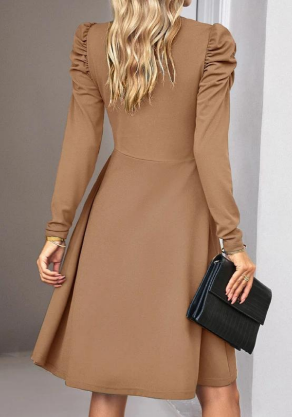 Robe courte hiver marron clair col V croisé manches longues bouffantes – Image 3