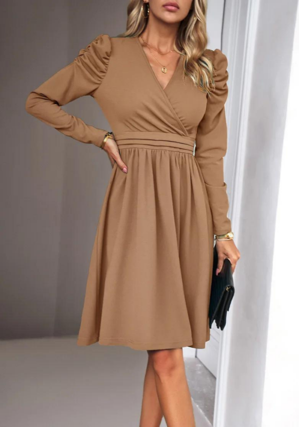 Robe courte hiver marron clair col V croisé manches longues bouffantes – Image 2