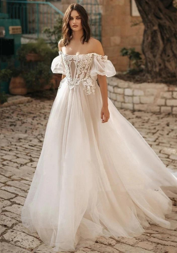 Robe de mariée trapèze dentelle avec manches bouffantes, bustier structuré et style moderne pour mariage en plein air