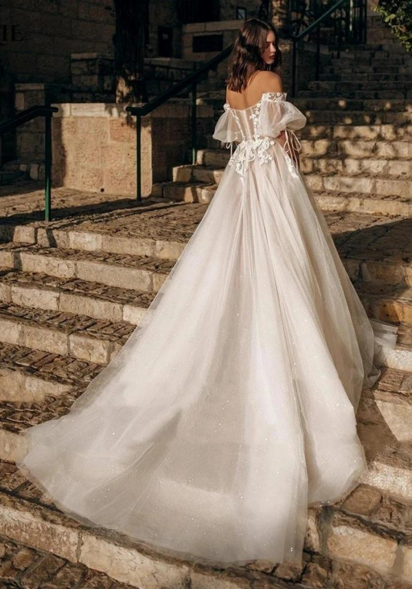 Robe de mariée trapèze dentelle avec manches bouffantes, bustier structuré et style moderne pour mariage en plein air – Image 2