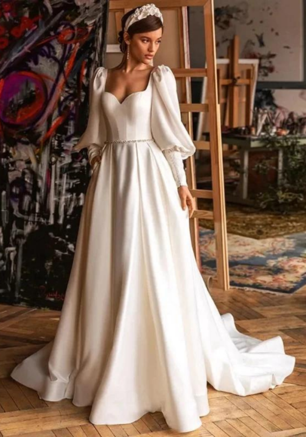 Robe de mariée trapèze en satin, manches longues bouffantes et décolleté en cœur