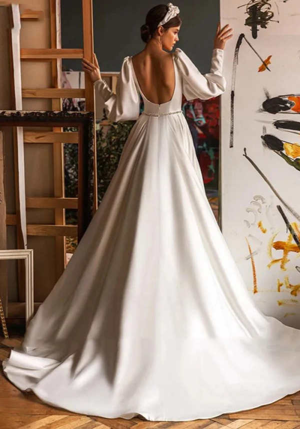 Robe de mariée trapèze en satin, manches longues bouffantes et décolleté en cœur – Image 2