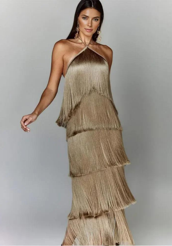 Robe de soirée droite beige doré à franges et dos nu avec bretelles fines – Image 2