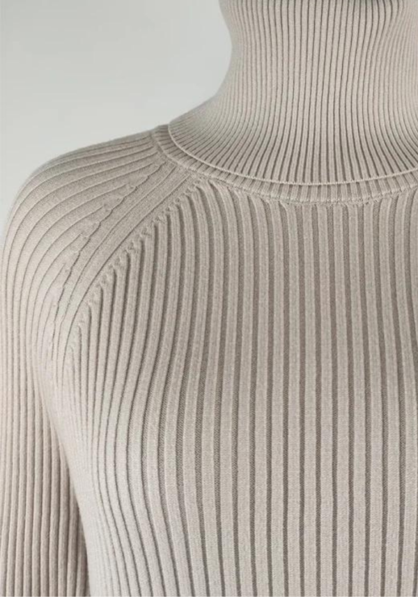 Robe d'hiver en tricot col roulé beige au-dessus du genou – Image 4