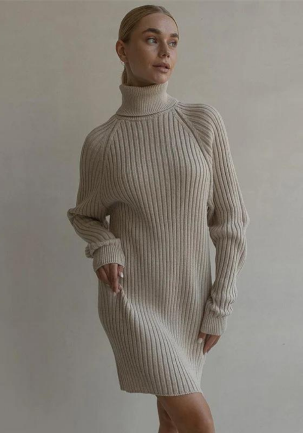 Robe d'hiver en tricot col roulé beige au-dessus du genou