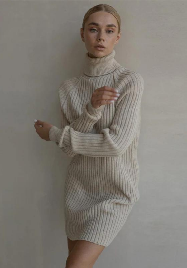 Robe d'hiver en tricot col roulé beige au-dessus du genou – Image 2