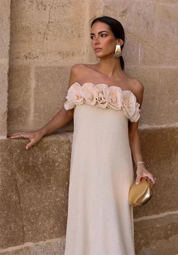 Robe droite cérémonie fleurie sans bretelles pour mariage couleur crème avec ornements floraux